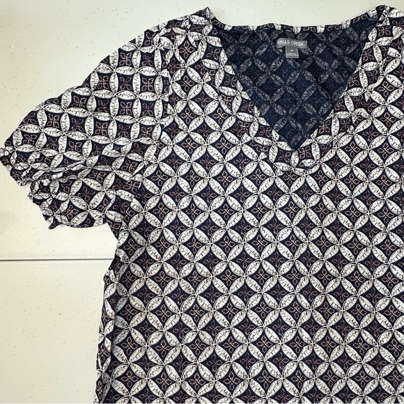 NWT Falls Creek short sleeve v neck navy blue geo print blouse women’s medium - Picture 2 of 13
